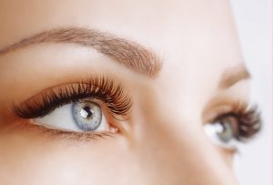 Photo de yeux d'une femme avec de tres jolie cils